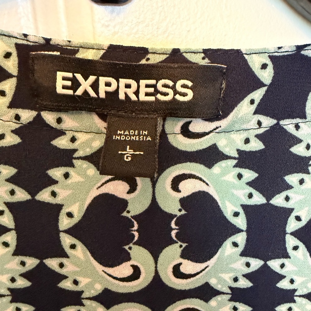Express Patterned Button-Down Blouse - Picture 2 of 4